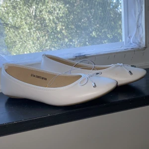 Ballerinaskor  - Aldrig använda. Storlek 37 men de är för stora i storleken så passar även som 38.