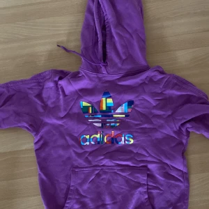 Adidas Hoodie  - Köpt på footlocker nån gång. Lila storlek small. Inga defekter. Pris kan diskuteras 