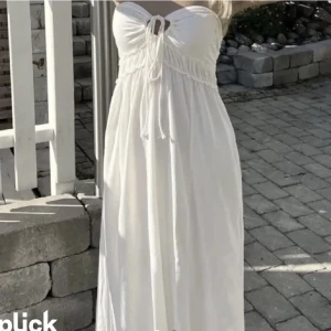 Hm klänning - Säljer denna populära hm klänning då den inte kommer till användning. Inga fläckar och näst intill aldrig använd. Hör av er vid intresse!