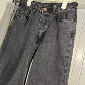 h&m gråa jeans - köpt från divided på h&m i storlek 38. de är highwaist och i loose/relaxed modellen tror jag. har inga fläckar eller skador. priset inkluderar inte frakt. !!pris kan alltid diskuteras!!