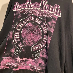 h&m restless youth hoodie med taggtråd - en restless youth hoodie köpt på h&m divided i storlek M. den är lite overzised så det skulle passa L också. den har taggtråd på båda armarna och tryck på framsidan men inget på baksidan. färgen är lila/rosa. fint skick! 