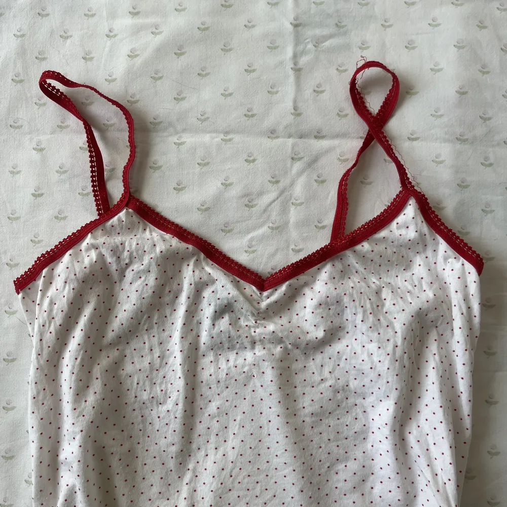 Supergulligt vitt linne med röda prickar 🍓☁️ väldigt stretchigt!. Toppar.