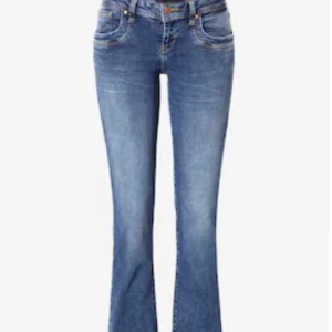 LTB ”valerie” - Säljer dessa supersnygga lågmidjade jeansen från LTB som just nu är slutsålda. Det är i jättebra skick och använda fåtal gånger. Frakt tillkommer!🤍🤍