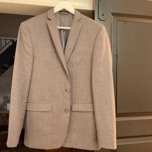 Grå kavaj  - Säljer denna grå kavaj, den är i en oversize modell och har använts sparsamt. Inga defekter förekommer. Den är en herrstorlek 40, skulle säga utifrån hur den sitter på mig att den motsvara en M dam eller S oversize💕💕