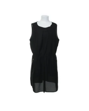 Klänning med dragkedjefickor - Märke: Miss Milla Typ: Klänning Storlek: XL Färg: Svart Material: Polyester