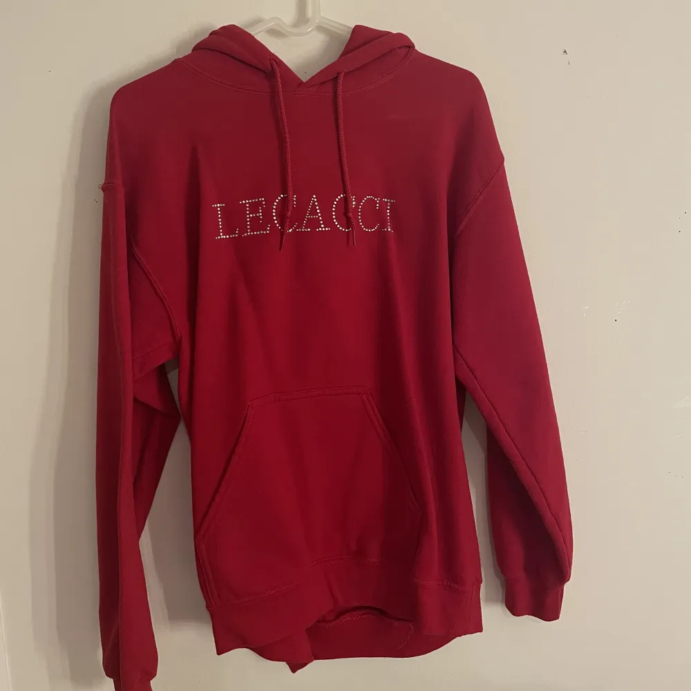 Säljer min Lecacci hoodie då den ej kommer till användning. Har endast använt ett fåtal gånger och är i bra skick! Storlek S och färg röd. Pris 600 kr (+ ev. Frakt) ❣️❣️det är bara att skriva om eventuella frågor!. Hoodies.