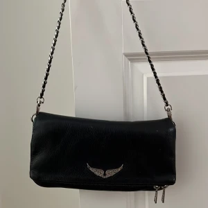 Rock clutch bag zadig & voltaire  - 27x13 cm rock clutch bag från Zadig & Voltaire. Använd en del men fortfarande i väldigt bra skick. 