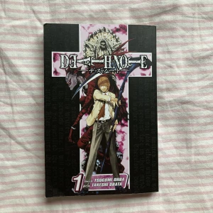 Death Note manga - Säljer den första boken i Death note serien,köpte för 185kr och säljer för 90kr🤍 pris kan diskuteras!
