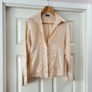 Blus - Säljer denna ljusgul glittriga blusen som jag köpt på Humana Secondhand. Stl S (ungefär)<3 Tyvärr ostruken på bilderna och färgen ser man som bäst på första bilden<3