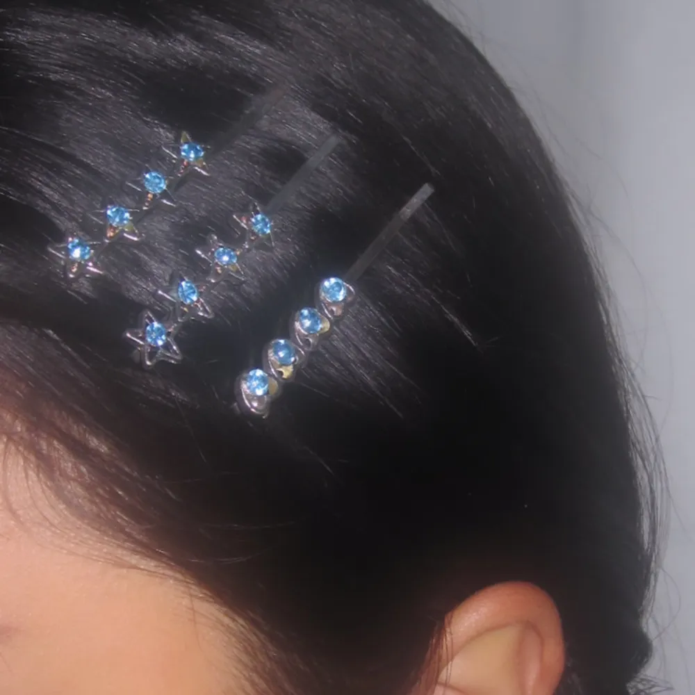 Icy blue rhinestone hair clips with hearts and stars   In good condition   DM me for questions   . Accessoarer.