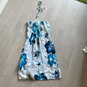 Säljer denna jättefina klänningen från gran canaria i storlek xs-s med knytband i nacken🩵Använd fåtal gånger, och i fint skick💙🤍 Skriv privat för mått. Pris kan diskuteras