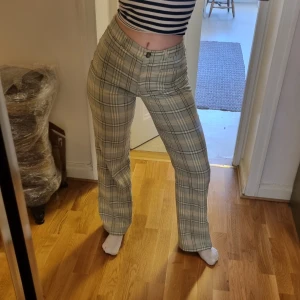 Byxor - Byxor i rutigt grönt! Sitter utmärkt bara inte min stil. 