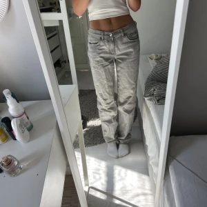 Lågmidjade raka jeans  - Ett par så snygga grå jeans från Gina! Dem är i jätte fint skick.  Säljer då dem är lite stora på mig tyvärr.  Frakten ingår! 