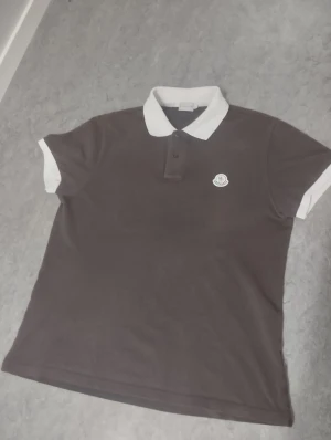Moncler t shirt Äkta! - super fin t shirt från Moncler , absolut äkta i storlek L men passar bättre M, i jättebra skick! Kan ta bytt också. Om du vill ha flera bilder eller du har frågor du kan skriva till mig 🤗💛