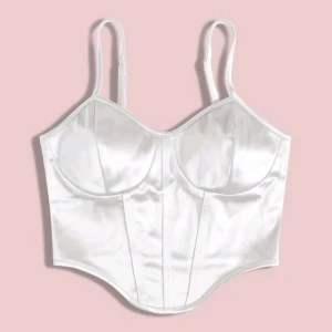 Satin topp - Vit satin topp. Köpt på Shein. Nypris 79 kr. Aldrig använd. Endast provad. Storlek M