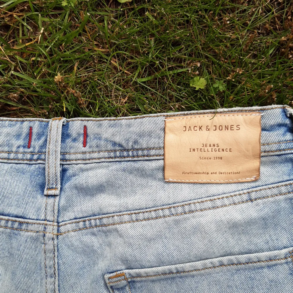 Ett par snygga jack & jones shorts i en snygg ljusblå färg. Helt äkta och har små spår av användning. Jeans & Byxor.