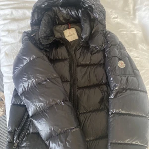Moncler - Säljer min moncler maya då jag inte använder den alls längre, Storlek 3 passar både S och M. Pris kan diskuteras, byten kan även funka.