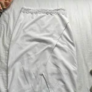 En fin vit kjol. Aldrig använd. Kedjan är lite trög att dra upp men funkar ändå fin fint