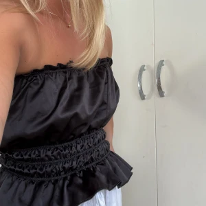 Festtopp - Snygg festtopp utan axelband från zara. Sitter fast med resår. Storlek M men passar S.