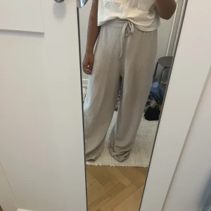 Mjukisbyxor - Sköna mjukisbyxor som tyvärr är alldeles för långa för mig. Köpta på H&M 