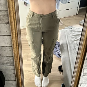 Bekväma Cargo pants - Snygga och sköna cargo pants. Aldrig använda och superfint skick. Dessa är listade som strlk 40 men små i storleken. De passar mig som brukar ha 36/38. Jag är 170cm lång. 🌟🌟