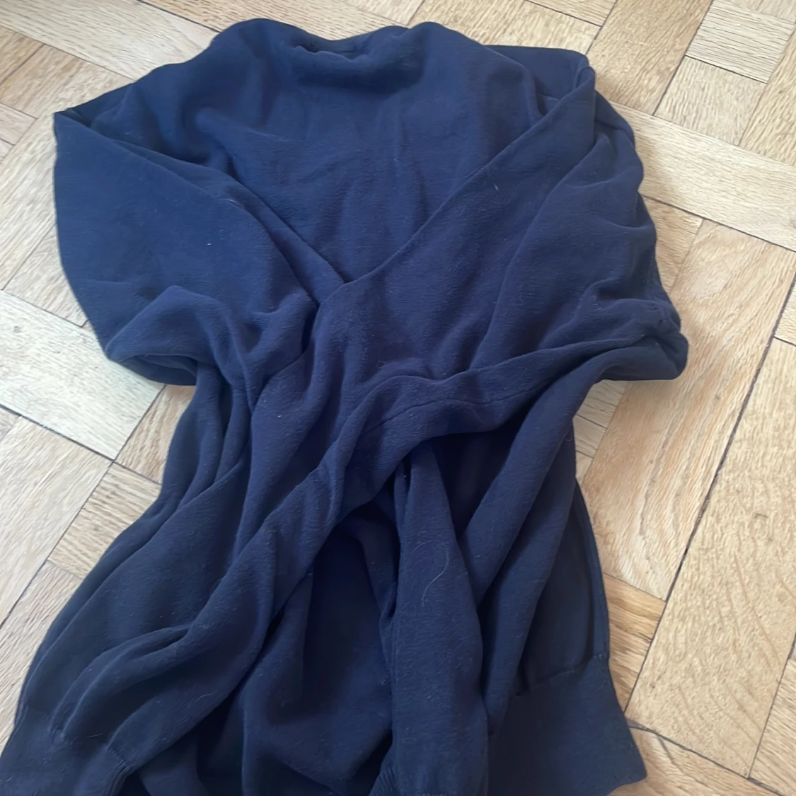 Ziprin oversized tröja i svart, v krage - 90