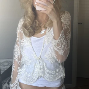 Kofta i spets  - Säljer denna sjukt fina kofta i spets 🤩❤️