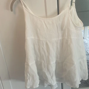 Vit topp - Säljer denna jättesnygga vita topp ifrån hm i storlek 34💕
