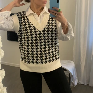 Väst  - Säljer västen från MQ som är så gott som ny. Knappt använd. Säljes pga används aldrig. Nypris 399