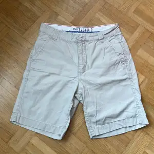 Beige shorts av märket race marine i storlek S. 