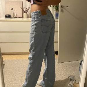 Levis loose straight  - Ett par Levis loose straight i 27/32 som är väldigt stora, passar kanske mer 29/32 eller någon med bredare höfter än mig! Använda 1 gång, långa på mig som är 170, men bär vanligtvis 32 i byxlängd