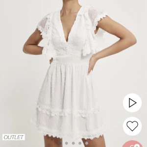 Vit klänning💘 - En superfin vit klänning från NELLY, använd endast EN gång, jag hade på mig den på skolavslutningen och säljer den pga att den är för liten för mig💘😽