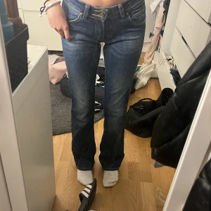 Lågmidjade bootcut jeans - Säljer dessa super fina lågmidjade bootcut/straight jeans från Lee. I jättefint skick och knappt använda, köparen står för frakten❤️
