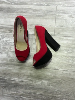 Pumps - Pumps från Savita använd bara en gång till en fest. Häftig modell med två färger. Normal i storkek, jögkkacjsn är ca 12 cm, och är i mycket bra skick!