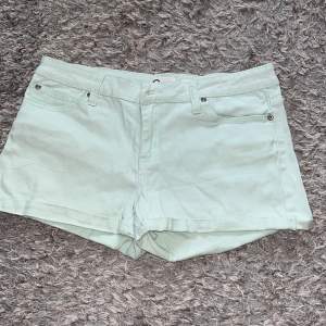 Fina mintgröna shorts i storlek 40