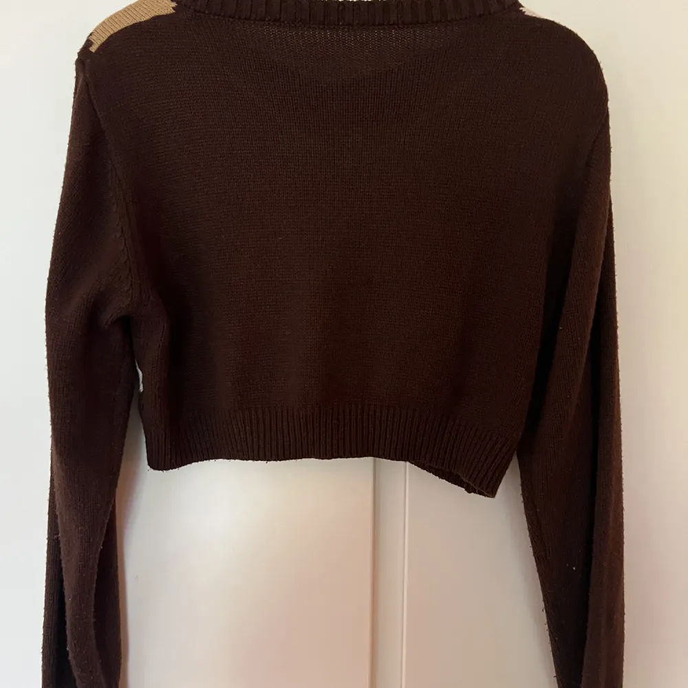 brun stickad tröja från shein 💕 använd några gånger men sparsamt använd!. Stickat.
