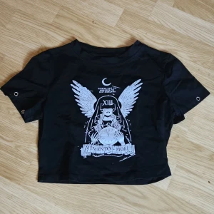 Cropedtop  - Cropedtop med lästagbara ärmar som man kan fästa genom att trä ett snöre genom ringarna på ärmarna.  (Snöre ingår ej) 