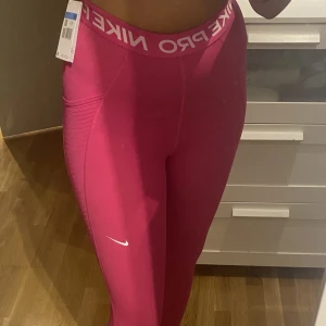 Träningstights Nike - Nypris=629. Mitt pris=200kr Aldrig använda, de är lite för korta på mig som är 176 cm lång. 