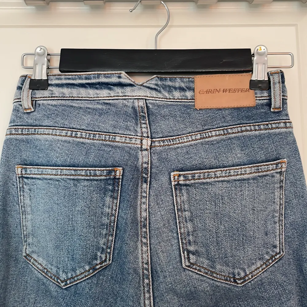 Ett par jeans från Carin Wester. De är låga i midjan på mig och även ganska korta i benen🤍. Jeans & Byxor.
