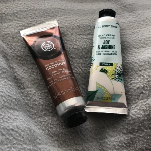 2 handkrämer - Säljer dessa pga att jag har många andra och vill ränsa ut lite. Helt oanvända, ena i doft coconut och andra i joy & Jasmine. Båda för 25kr.