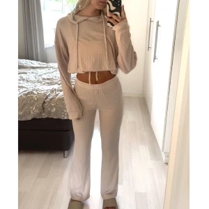 Beige mjukis set - Beige mjukis set från Ginatricot med luva. Kan knytas upp i midjan!
