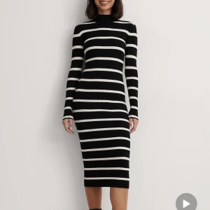 Stickad långklänning NA-KD - Stickad långklänning från NA-KD i storlek small. Fint skick.