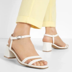 Sandaletter  - Sandaletter med 5 cm klack i storlek 39. Använda vid ett tillfälle. 