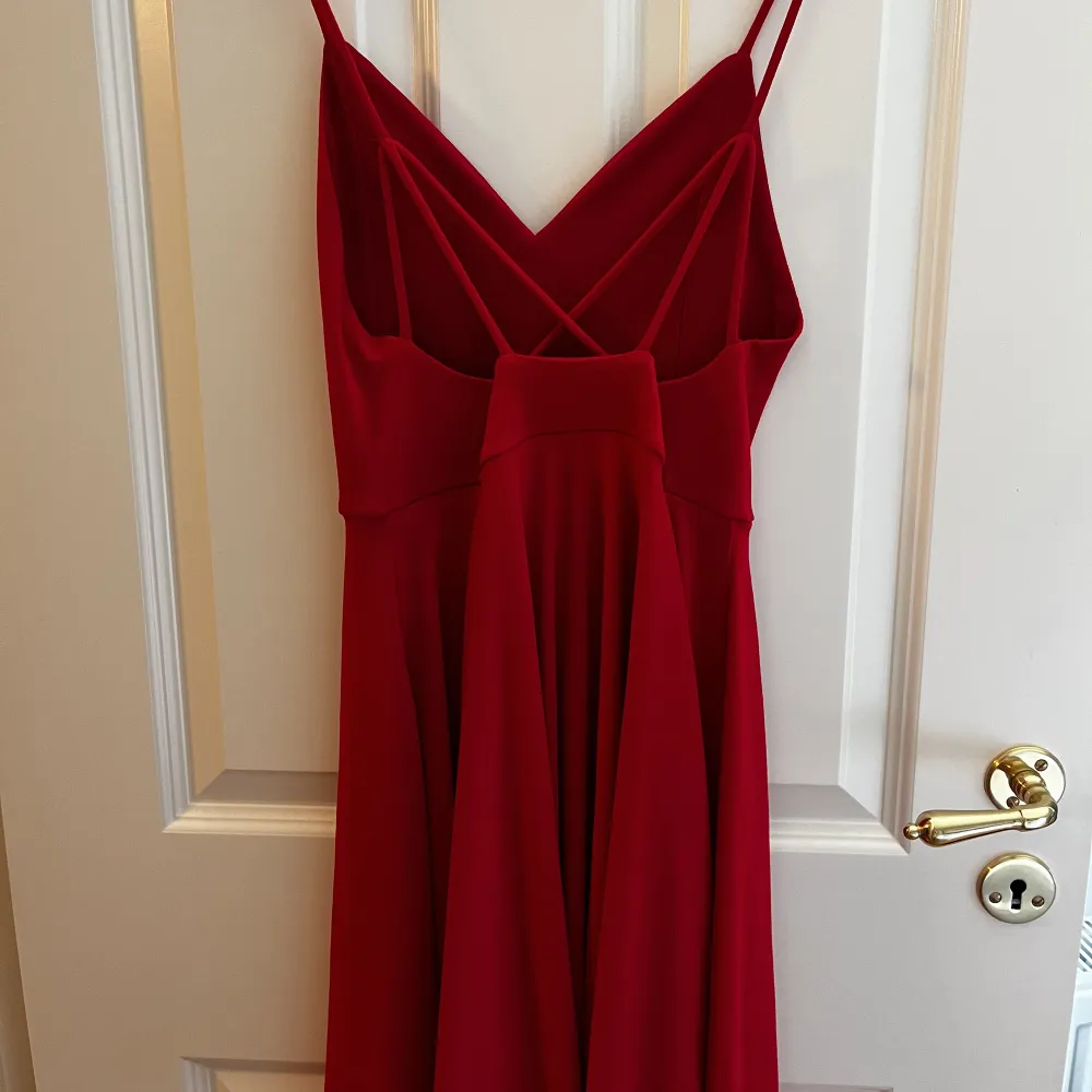 Super fin röd kort klänning som är knappt använd . Klänningar.