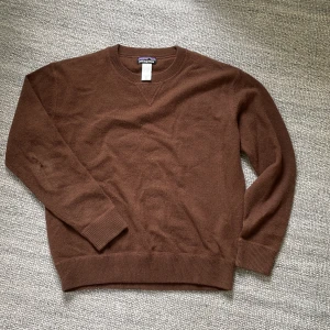Patagonia knit - Patagonia knitwear i 100% cashmere! Size M, sista bilden visar ett lagat hål på armbågen, likadant hål på andra armbågen finns med men annars i fint skick!