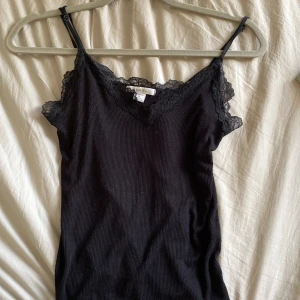 linne - jag säljer detta dina linne från new yorker med jätte fin spets.