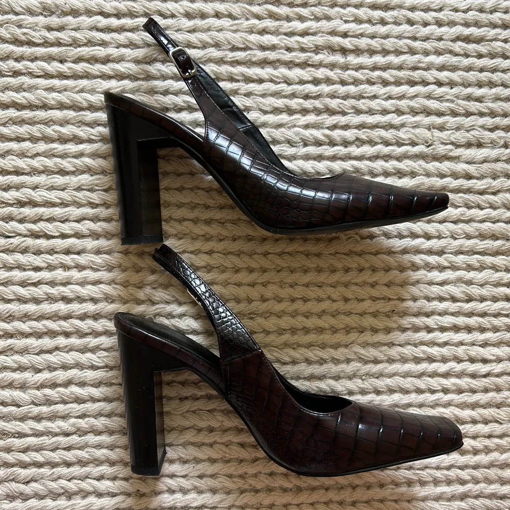 Klackar med läderimitation från NA-KD. 👠 Storlek : 38 Skick : Nyskick (använda en gång) Klackhöjd : 10,5 cm . Skor.