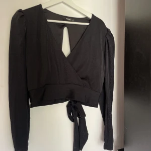 Svart blus - Fin blus som passar till fest. Glittrig