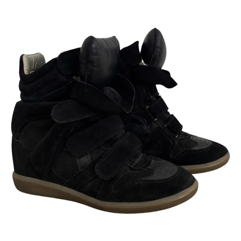 Isabel Marant Bekett Suede sneakers i jättebra skick. Nypris 5900kr. Använda men inga defekter alls. Storlek 39 men något små i storleken så har också passat mig som är 38.. Skor.