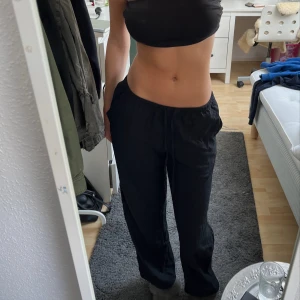 Linnebyxor - Svarta linnebyxor från HM☀️☀️ Skulle säga att de passar någon runt 165 cm i längden 💘 Fraktkostnad tillkommer.
